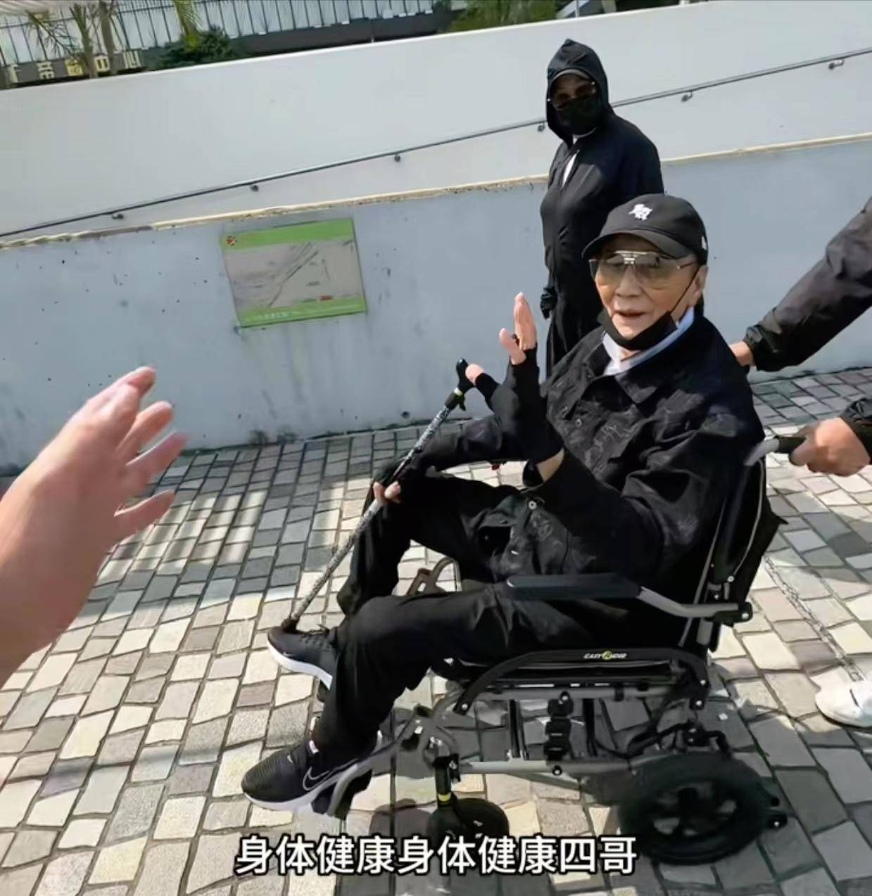 71岁成龙头发花白<strong></p>
<p>泰达币交易所</strong>！谢贤交代后事张纪中出了车祸还得养家…慢慢老去的他们让人泪目