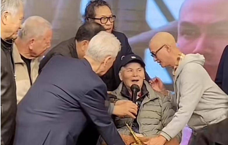 71岁成龙头发花白<strong></p>
<p>泰达币交易所</strong>！谢贤交代后事张纪中出了车祸还得养家…慢慢老去的他们让人泪目
