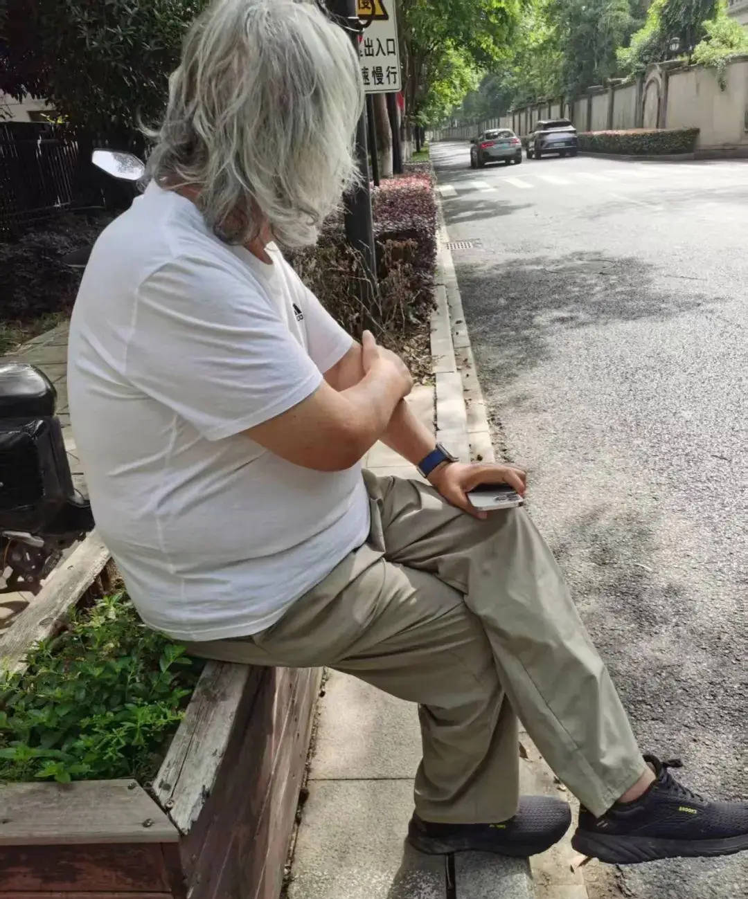 71岁成龙头发花白<strong></p>
<p>泰达币交易所</strong>！谢贤交代后事张纪中出了车祸还得养家…慢慢老去的他们让人泪目