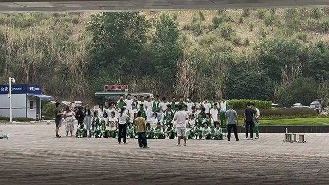 四川初三男生病重<strong></p>
<p>XRP交易所</strong>，全班同学带板凳赶到医院，拍下特殊的毕业照
