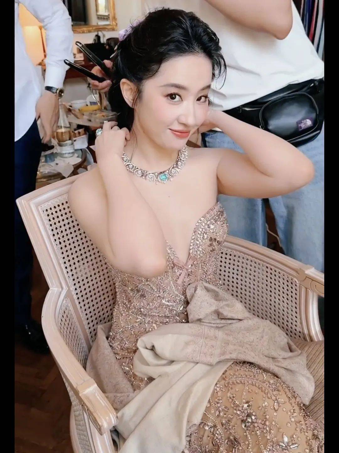 刘亦菲登“殿堂级”时尚杂志封面<strong></p>
<p>DOT交易所</strong>，佩戴祖母绿宝石项链超1.2亿