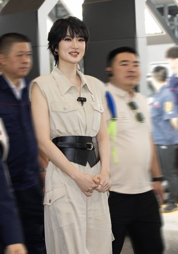 姚安娜“520”戴工牌到车间工厂打工<strong></p>
<p>DOT交易所</strong>，变身“质检员”