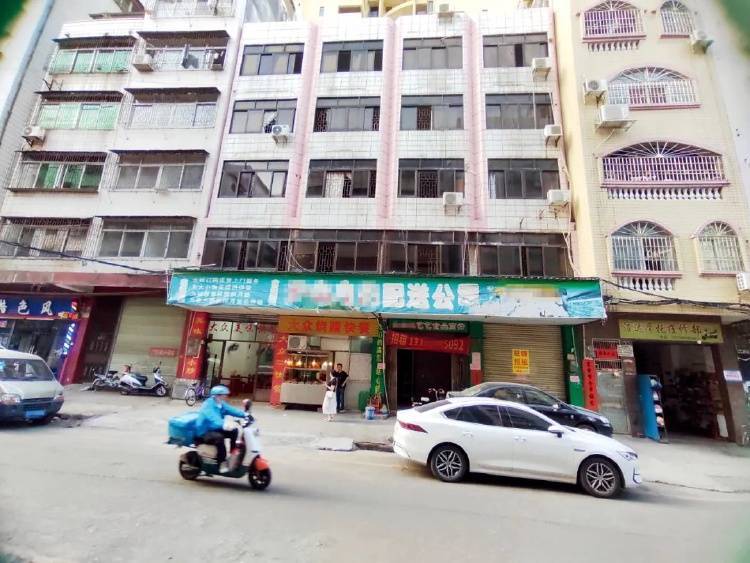 “小官巨贪校长”<strong></p>
<p>波卡币交易所</strong>，让乡镇初中生吃不饱