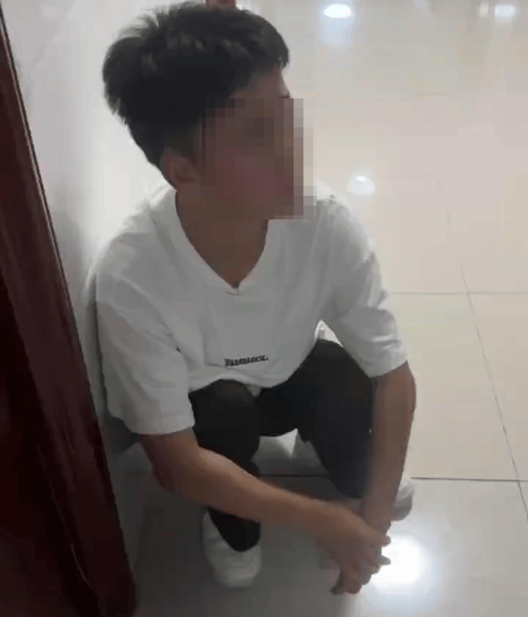男子撬锁潜进贵州一大学女生宿舍被抓现行<strong></p>
<p>BNB交易所</strong>，派出所：男子已被拘留