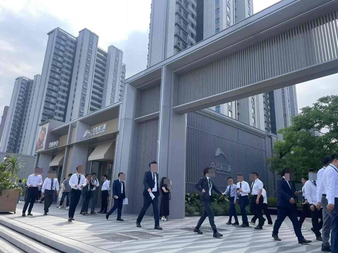 “感觉青春喂了狗<strong></p>
<p>BNB交易所</strong>，亏了150万！” 中海南京三楼盘六折抛售，老业主堵门防中介看房