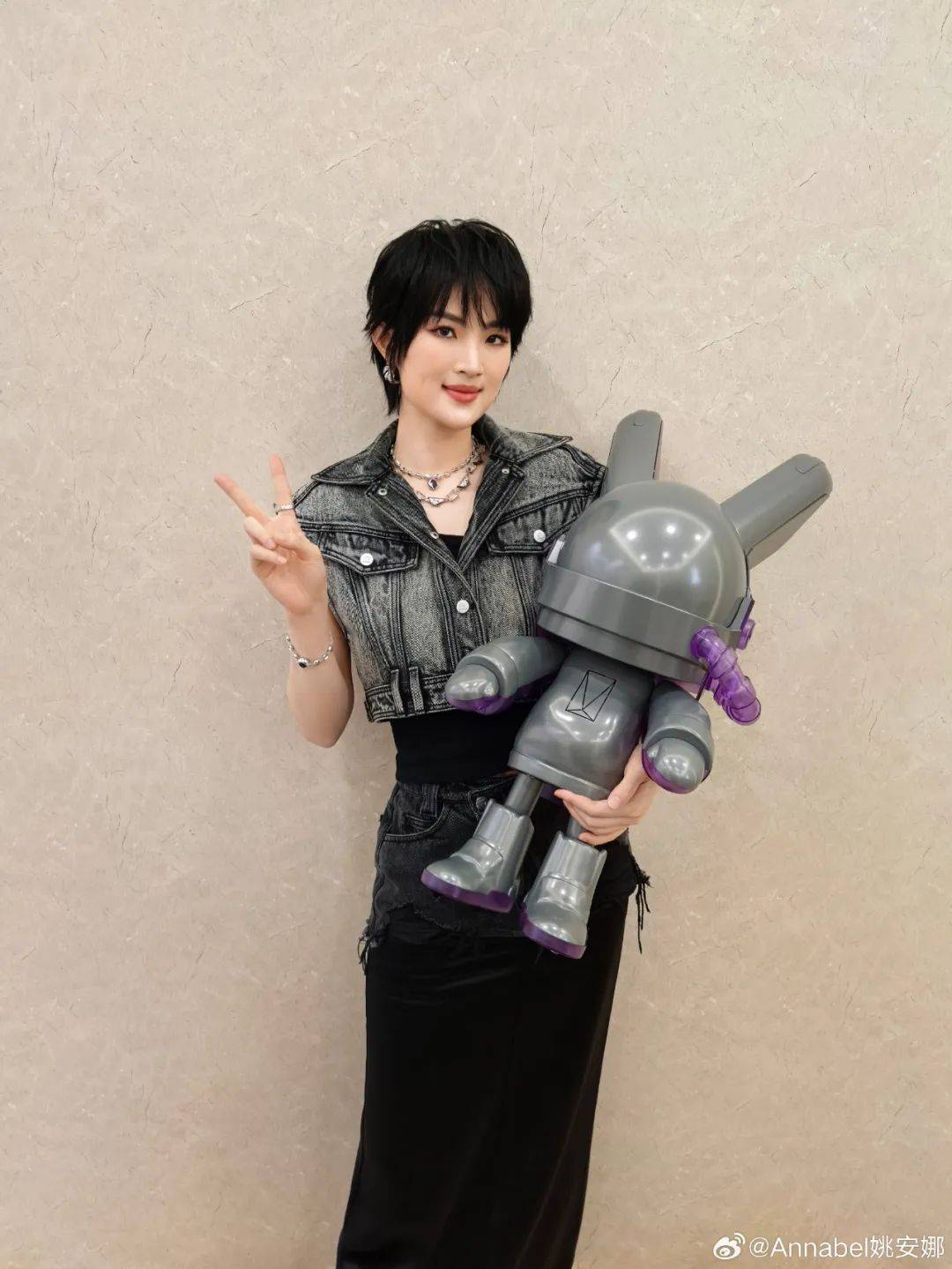 姚安娜被问到哈佛大学拒收国际生<strong></p>
<p>币安币交易所</strong>，微笑回应“还好毕业了”，此前曾以满分成绩考入哈佛大学
