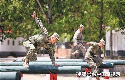 第83集团军某旅严格按照新版《军事体育训练大纲》施训—— 400米障碍<strong></p>
<p>币安币交易所</strong>，机关干部营连战士同台竞技