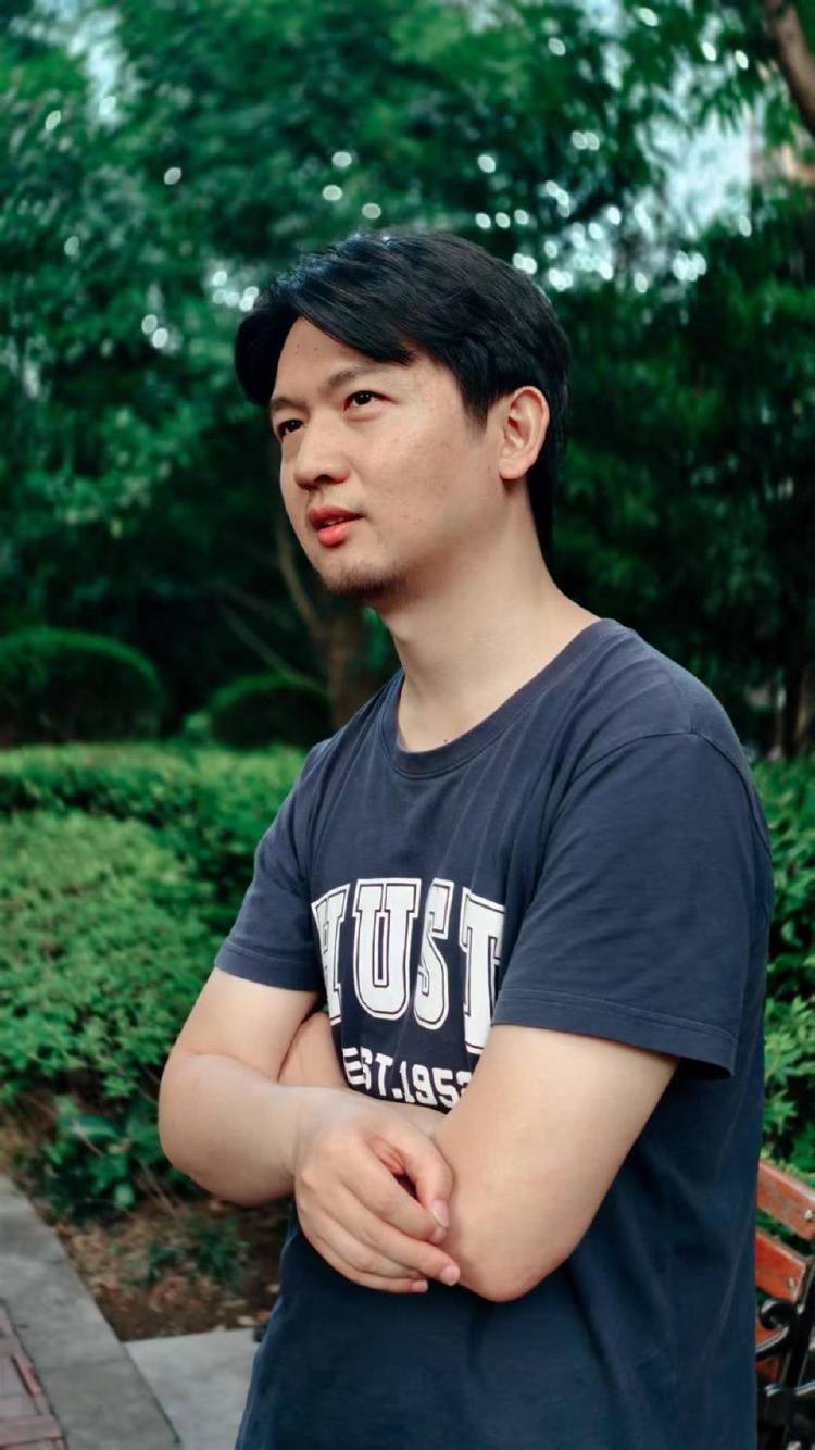 “初恋在读博时去世”<strong></p>
<p>ADA交易所</strong>，湖北小伙领奖台上讲述自己的爱情故事感动全网