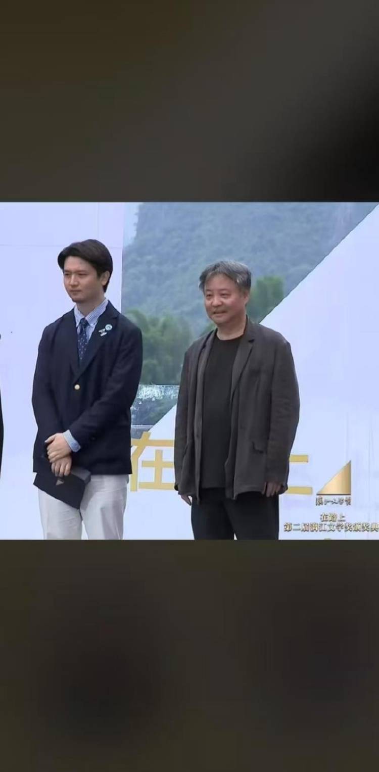 “初恋在读博时去世”<strong></p>
<p>ADA交易所</strong>，湖北小伙领奖台上讲述自己的爱情故事感动全网