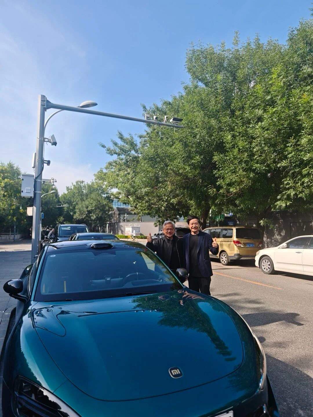 黄仁勋与雷军合影<strong></p>
<p>BTC交易app</strong>，35度天气仍穿皮衣！两人站在一辆小米汽车前，面带微笑，显得十分亲切