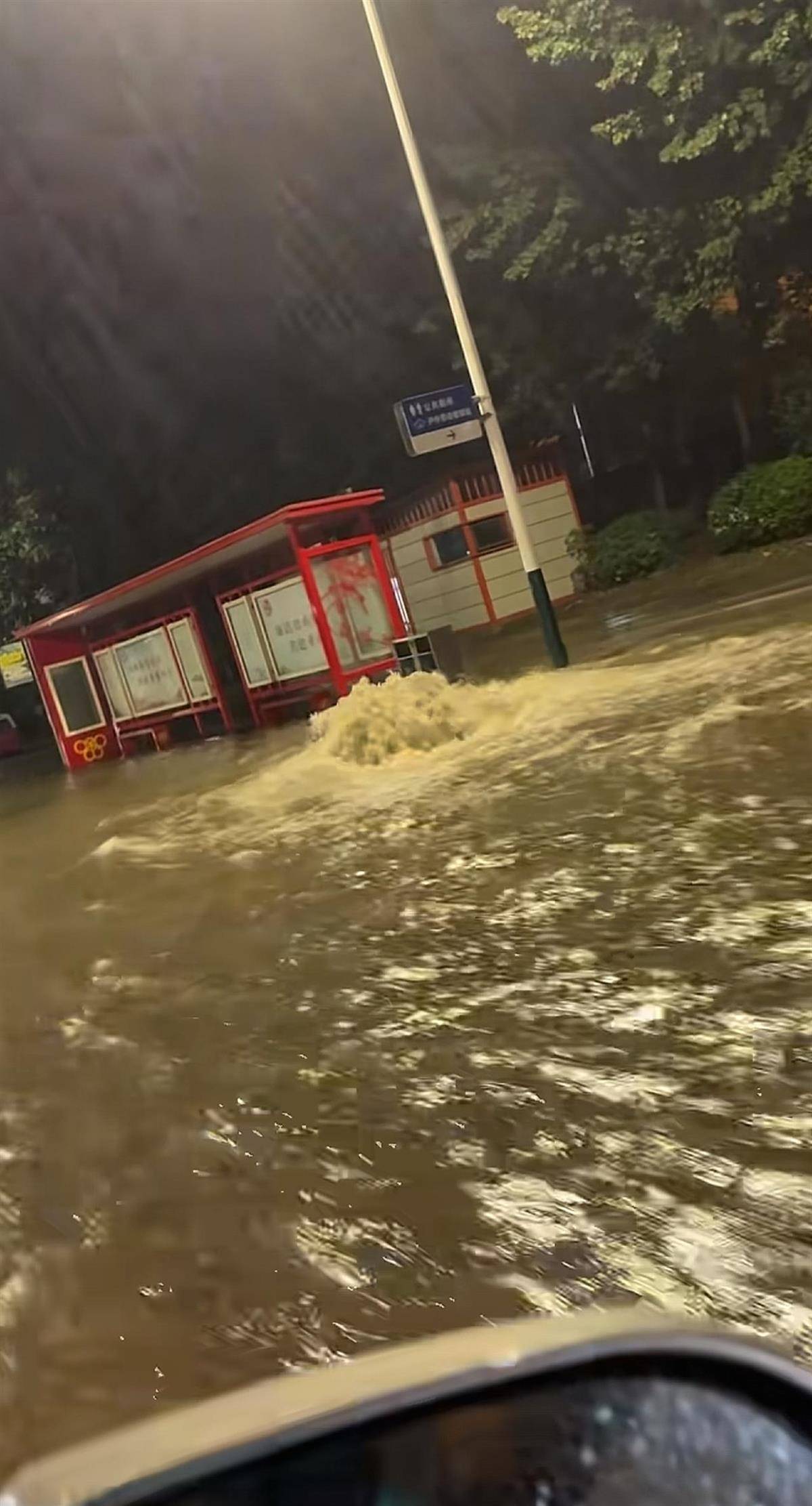 山东潍坊突发暴雨多处渍水有车辆被淹<strong></p>
<p>以太坊交易app</strong>，有幼儿园通知停课，一男子驾驶牧马人连救5辆车